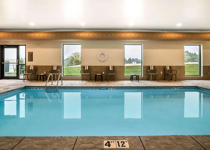 Cheap hotel: Comfort Inn & Suites Ames Near Isu Campus